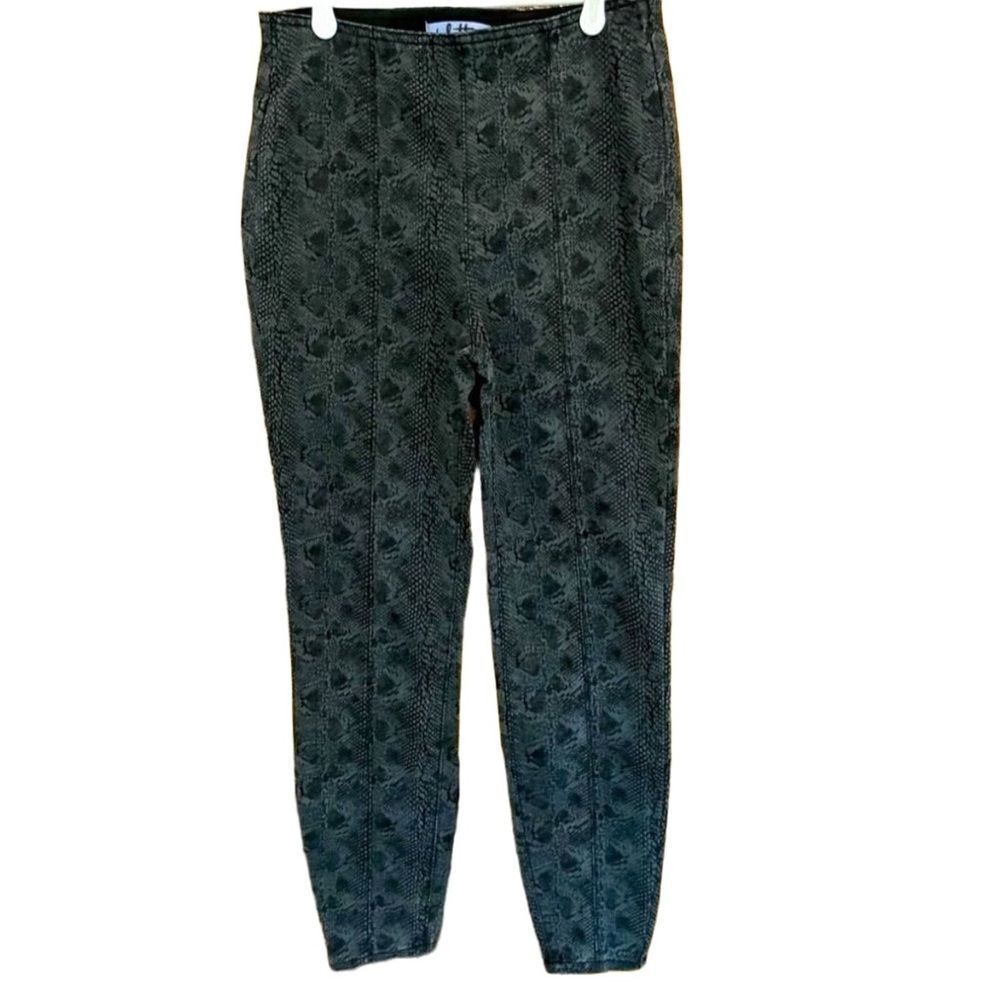 Vylette pull on elastic waistband gray/black snakeskin print jegging, size M